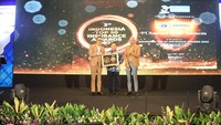 Penghargaan diterima langsung oleh Direktur Keuangan Askrindo, Liston Simanjuntak (tengah) di Jakarta. Serta diserahkan oleh Founder & CEO Iconomics, Bram S Putro didampingi Managing Director Iconomics, Arif Hatta.