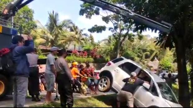 Petugas mengevakuasi mobil nyemplung ke kebun sedalam 2 meter di Karanganyar, Kamis (30/6/2022).