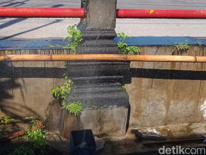 Pipa PDAM yang bocor di tepi Jalan Jogja-Solo, Delanggu, Klaten, Kamis (30/6/2022).