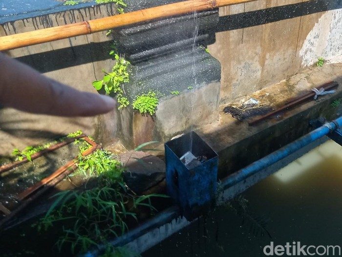 Pipa PDAM yang bocor di tepi Jalan Jogja-Solo, Delanggu, Klaten, Kamis (30/6/2022).