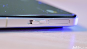 Poco F4 GT dilengkapi tombol L1+R1 layaknya kontroler konsol game. Foto: Adi Fida Rahman/detikINET