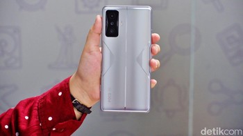 Poco F4 GT didukung 64MP main camera dengan sensor Sony IMX686, 8MP ultra-wide camera, dan 2MP macro camera. Sementara kamera depan dilengkapi 20MP front camera dengan sensor Sony IMX596. Foto: Adi Fida Rahman/detikINET