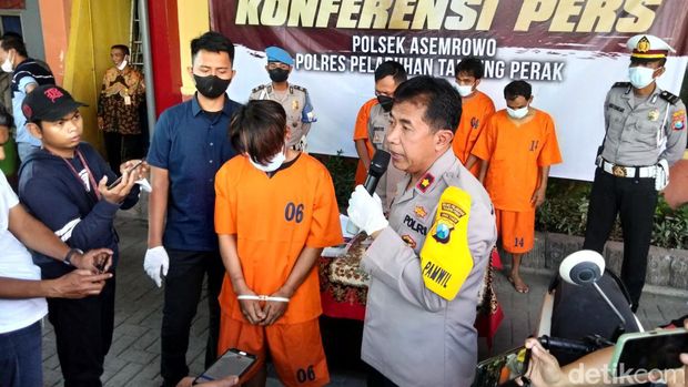 Polisi melakukan rekayasa ulang penjambretan oleh R (17) di Polsek Asemrowo Surabaya