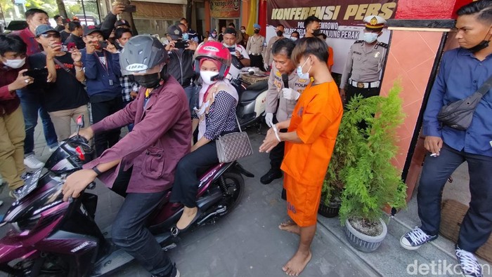 Polisi melakukan rekayasa ulang penjambretan oleh R (17) di Polsek Asemrowo Surabaya