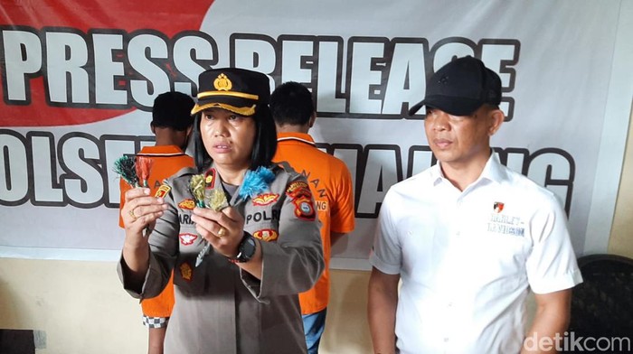 Polisi mengungkap kasus produksi busur panah yang dijual ke pelajar di Makassar (detikSulsel/Muh Ishak Agus).