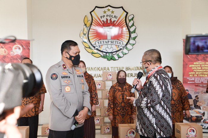 Polri Bagi-bagi Sembako