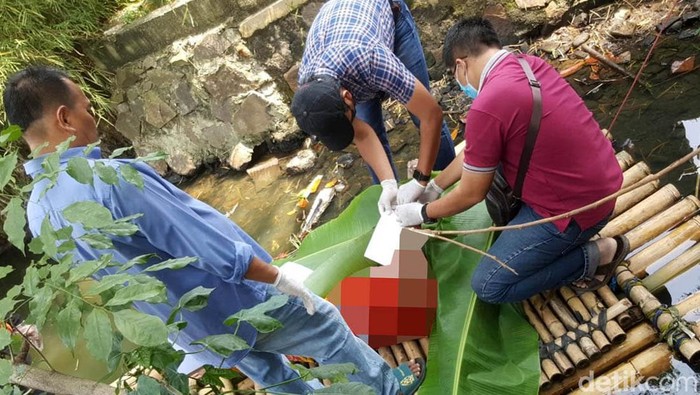Seorang warga ditemukan tewas tenggelam di danau Desa Suradita, Cisauk, Tangerang. Momen evakuasi korban menarik perhatian warga sekitar.
