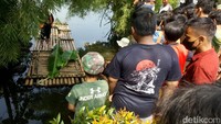 Warga yang penasaran berdatangan untuk melihat proses evakuasi.