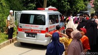 Pantauan detikcom di lokasi pukul 12.00 WIB, mayat tersebut telah dievakuasi menggunakan ambulans.