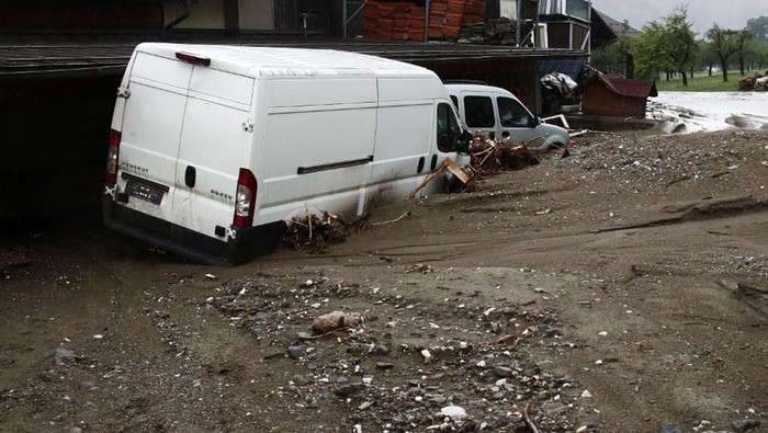 Potret Mobil Diterjang Longsor di Austria Hujan deras memicu banjir dan tanah longsor di tiga desa di Austria. Selain menerjang rumah, material longsor juga merendam sejumlah mobil. Ini penampakannya.
