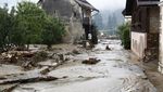 Banjir dan Longsor Gulung Puluhan Mobil di Austria