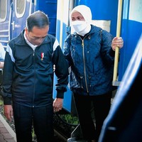 Jokowi dan Iriana tampil matching serba biru-hitam dan putih selama kunjungan ke Ukraina. Iriana Jokowi tampak memasukkan hijab putihnya ke dalam jaket sehingga penampilannya tampak lebih simpel. Foto: Biro Pers Sekretariat Presiden