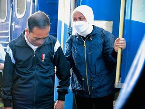 Foto: Gaya Iriana Jokowi Pakai Jaket Louis Vuitton ke Moskow