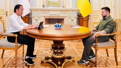 Pertemuan Empat Mata Jokowi dan Zelensky di Meja Bundar Istana Maryinsky