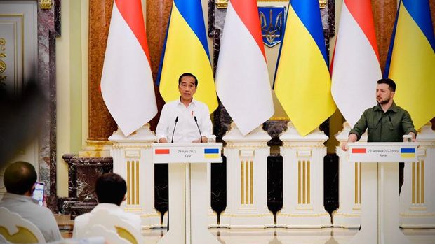 Presiden Joko Widodo mengadakan pertemuan dengan Presiden Ukraina, Volodymyr Zelenskyy, di Istana Maryinsky, Kyiv, Ukraina, pada Rabu, 29 Juni 2022.