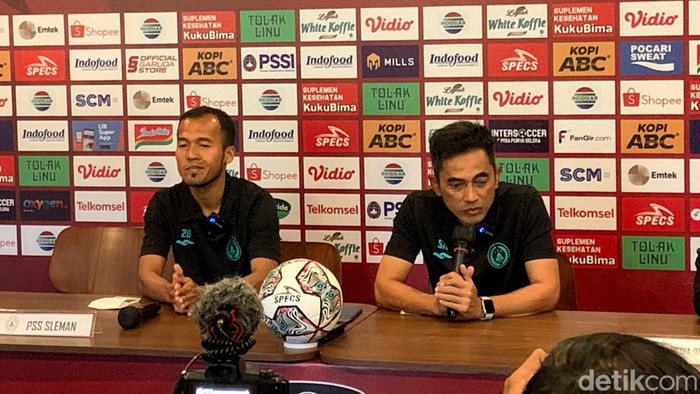 Pelatih PSS Sleman Seto Nurdiyantoro (kanan) dan Syaiful Ramadhan saat sesi jumpa pers sebelum melawan Persib Bandung (dok PSS)