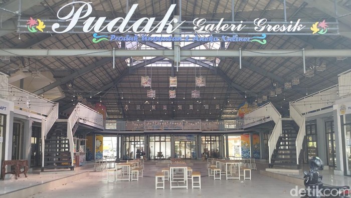 Pudak Galery Gresik yang terlihat kosong dan kotor.