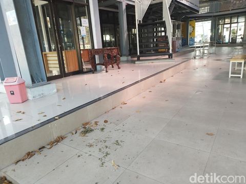 Pudak Galery Gresik yang terlihat kosong dan kotor.