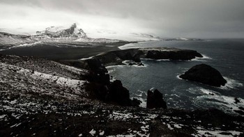 Ada pulau misterius di Australia bernama Pulau Heard. Letaknya terpencil dan selalu tertutup awan pekat sepanjang tahun. Sudah begitu, ada air dan api dahsyat di sana. Foto: Australia Antacrtic Program