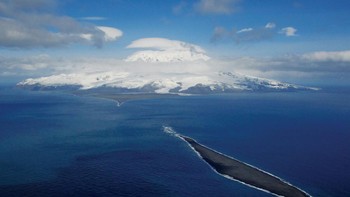 Pulau Heard memiliki 12 gletser besar dan beberapa gletser minor yang mencakup 70% dari areanya. Gletser itu dangkal dan bergerak cepat, sehingga bereaksi cepat terhadap perubahan iklim. Foto: Australia Antacrtic Program