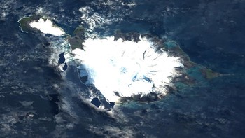 Di sekelilingnya, ada gletser sangat luas. Panas dan dingin berpadu menjadi satu. Cuacanya pun mengerikan, dengan angin kencang menyambar-nyambar, kecepatannya bisa tembus 33 kilometer per jam. Foto: Wikipedia