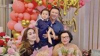 Tak hanya dirayakan bersama teman, tapi Puput juga merayakannya bersama sang suami dan keluarga. Mereka menyajikan kue tart berdesain bunga dan cokelat. Foto: Instagram @puputnastitidevi