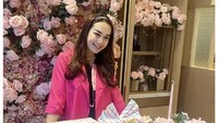 Saat ulang tahunnya sendiri, Puput pernah merayakannya dengan meriah. Desain kue dan pernak-perniknya bertema bunga yang cantik.  Foto: Instagram @puputnastitidevi