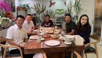 Puput dan Ahok juga pernah makan malam bersama kerabat. Begini momennya saat menikmati hidangan yang lezat. Foto: Instagram @puputnastitidevi