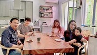 Begini momen Puput dan Ahok saat ngemil sore bersama keluarga. Ini momen mereka saat makan kue dan menikmati secangkir kopi. Foto: Instagram @puputnastitidevi