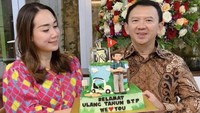 Puput juga pernah memberikan kue ulang tahun berdesain lucu. Karena sang suami hobi golf, maka Nastiti memberikan dengan desain karakter Ahok sedang main golf. Foto: Instagram @puputnastitidevi