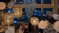 Momen ulang tahun sang suami tampak meriah dengan melakukan dinner romantis di sebuah restoran mewah. Begini suasana dinner romantis Puput Nastiti dan Ahok. Foto: Instagram @puputnastitidevi