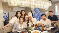 Momen makan siang Puput Nastiti dan temannya ini tampak akrab. Mereka menikmati pasta dan minuman segar. Foto: Instagram @puputnastitidevi