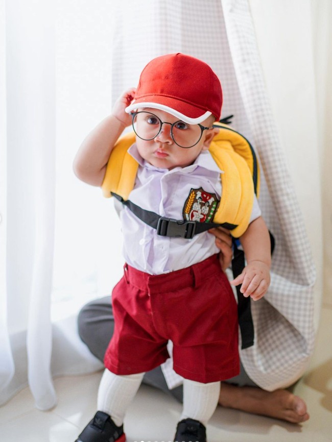 Foto-foto Rayyanza atau yang sering dipanggil Cipung itu diunggah ke akun Instagram Raffi-Nagita. Unggahan itu pun langsung dibanjiri komentar netizen yang mengaku ikut gemas melihat Rayyanza. Foto: Instagram/@raffinagita1717