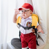 Seperti layaknya anak sekolahan, Rayyanza terlihat mengenakan seragam merah putih lengkap dengan tas ransel, topi, dan sepatu hitam. Kaos kaki putih yang dikenakannya pun terlihat begitu tinggi sampai menutupi hampir semua bagian kaki Rayyanza. Foto: Instagram/@raffinagita1717