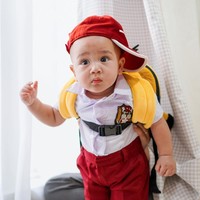 Bergaya seperti murid SD dengan topi yang dimiringkan seperti ini, penampilan Rayyanza berhasil curi atensi dan membuat netizen menjadi gemas. Ditambah dengan ekspresi wajah seperti di dalam foto, Rayyanza benar-benar bikin pengin cubit. Foto: Instagram/@raffinagita1717