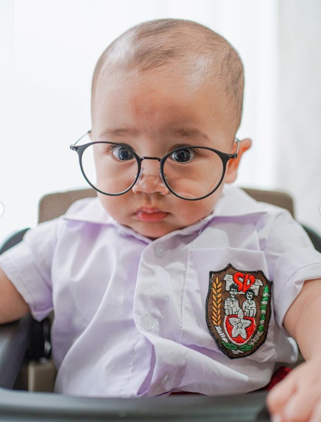 Rayyanza Malik Ahmad lahir pada 26 November 2021. Walaupun saat ini ia masih berusia 7 bulan namun anak kedua Raffi Ahmad dan Nagita Slavina itu sudah memiliki banyak penggemar loh.. Foto: Instagram/@raffinagita1717