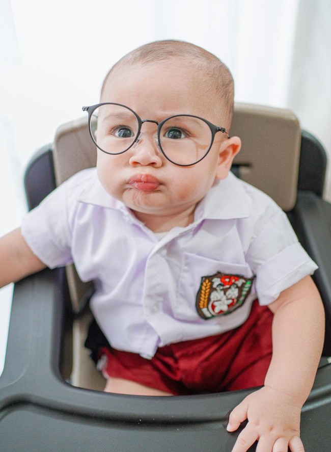 Dengan pipi tembam dan ekspresi manyun seperti ini wajah Rayyanza terlihat lucu dan imut. Tak heran jika netizen tak pernah bosan melihat penampilan dan tingkah Rayyanza. Foto: Instagram/@raffinagita1717