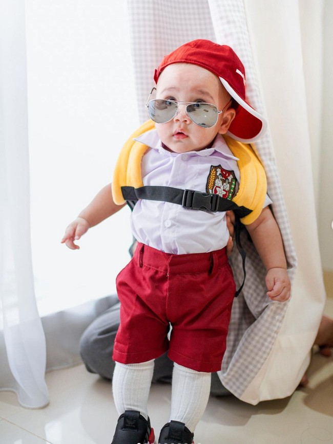 Memiliki wajah yang lucu dan imut, anak kedua Raffi Ahmad dan Nagita Slavina, Rayyanza memang selalu berhasil mencuuri atensi. Tak kalah bikin gemas, kali ini Rayyanza tampil mengenakan seragam SD. Foto: Instagram/@raffinagita1717