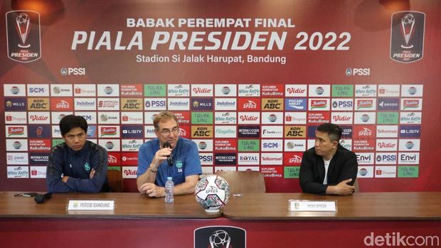 Robert Alberts (tengah) dalam konferensi pers jelang duel Persib vs PSS.