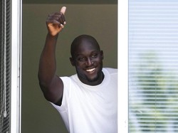 Raut wajah bahagia Lukaku saat menyapa penggemar dari jendela. (Foto: Luca Bruno/AP)