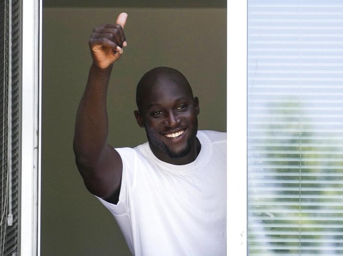 Soccer player Romelu Lukaku of Belgium gives his thumbs up as he salutes Inter Milan supporters from a window of the Italian Olympic Committee's headquarters in Milan, Italy, Wednesday, June 29, 2022. Lukaku is undergoing medical tests before transferring back to Inter from Chelsea.  (AP Photo/Luca Bruno)