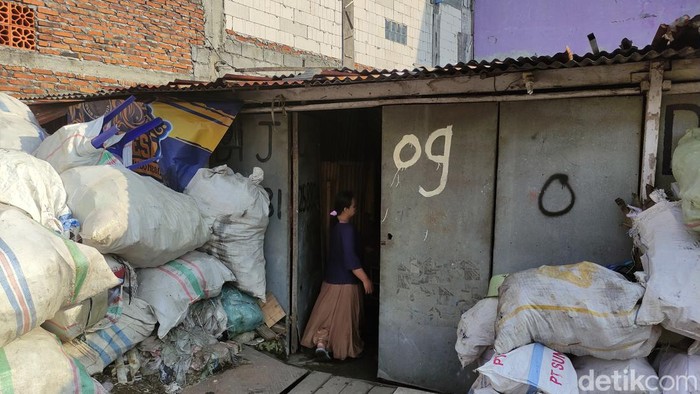 Rumah kontrakan sekaligus tempat barang rongsokan milik Sabar