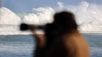 Peringatan ini ditujukan untuk para nelayan dan warga agar menunda aktivitas di laut.  
