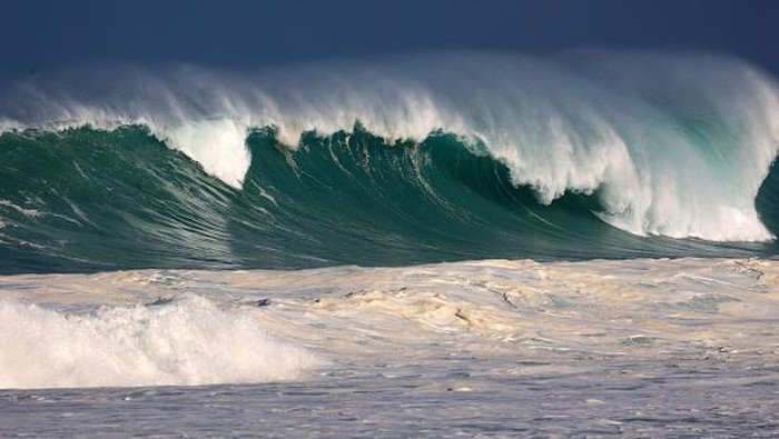 Saat Ombak Besar di Samudra Hindia Jadi Tontonan Warga Prancis Residents watch the waves during a breaking swell in Saint-Leu, in the south of the French island of Reunion, Indian Ocean, on June 29, 2022, after a wave-submergence alert was declared. (Photo by Richard BOUHET / AFP) (Photo by RICHARD BOUHET/AFP via Getty Images)
