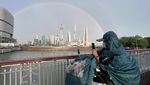 Saking Indahnya, Pelangi Ganda di Shanghai Jadi Objek Foto Warga