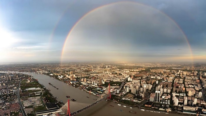 Saking Indahnya, Pelangi Ganda di Shanghai Jadi Objek Foto Warga Pelangi ganda menghiasi langit kawasan Shanghai, China. Pemandangan yang memanjakan mata itu diabadikan warga melalui kamera ponsel.