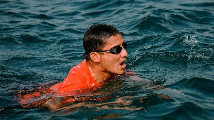 Sandiaga Uno berenang menuju dermaga Pulau Kelapa, Kepulauan Seribu, Jakarta.