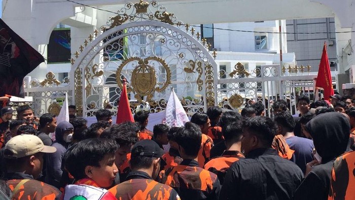 Sapma PP berunjuk rasa di depan Kantor Gubernur Sumut.