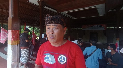 Sekretaris FSPM Regional Bali Ida I Dewa Made Rai Budi Darsana saat ditemui ketika melakukan demonstrasi di Gedung DPRD Bali, Kamis (30/6/2022).