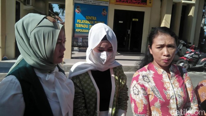Selebgram yang juga MUA berinisial F datangi Polda Jambi. (Ferdi/detikSumut)